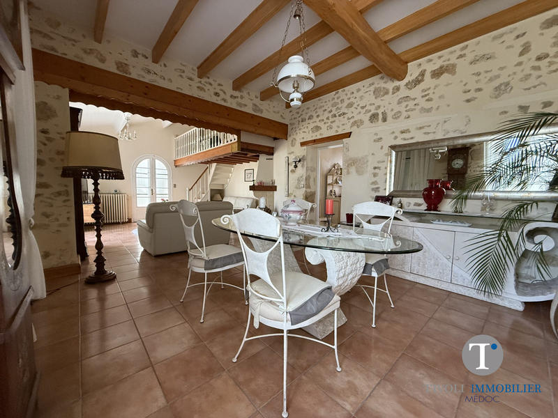 Maison traditionnelle - 200 m² - 6 pièces