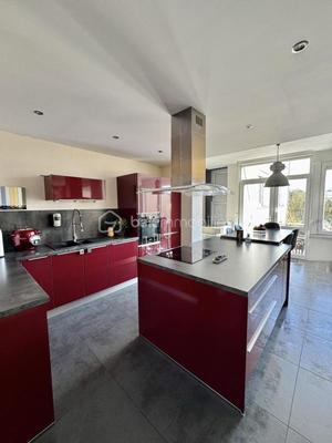 Maison traditionnelle - 260 m² - 10 pièces