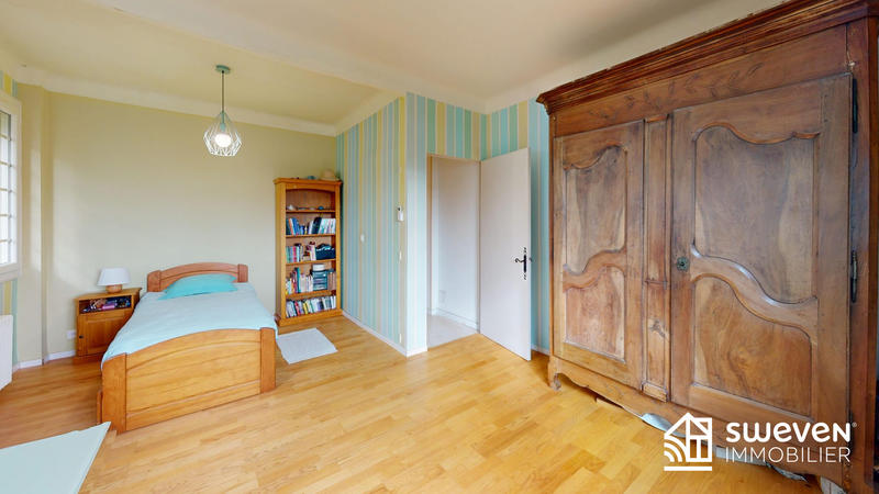 Maison traditionnelle - 220 m² - 7 pièces