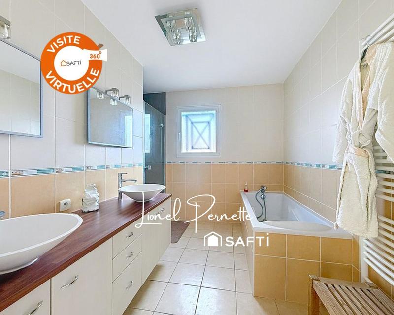 Maison - 220 m² - 10 pièces