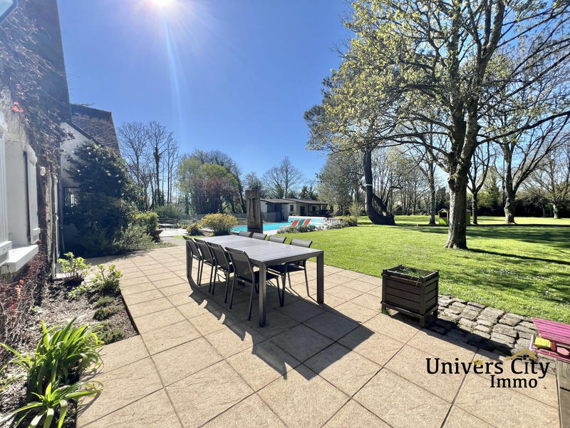 Villa - 247 m² - 10 pièces