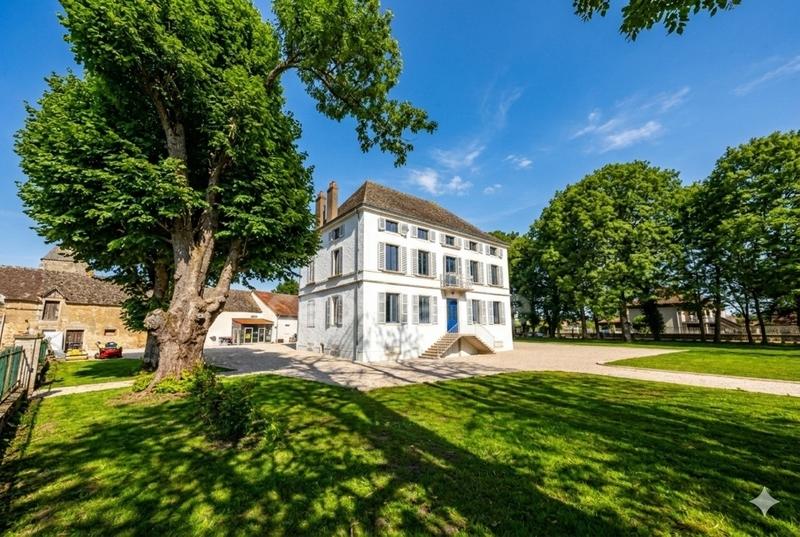 Propriété - 362 m² - 10 pièces