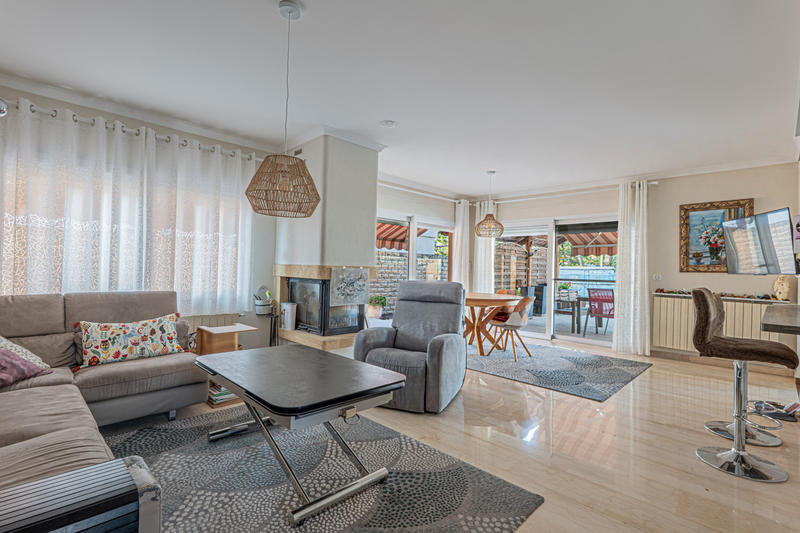 Maison - 237 m² - 8 pièces