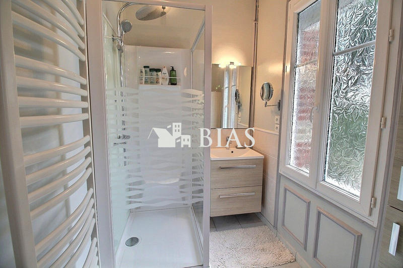 Maison - 300 m² - 12 pièces