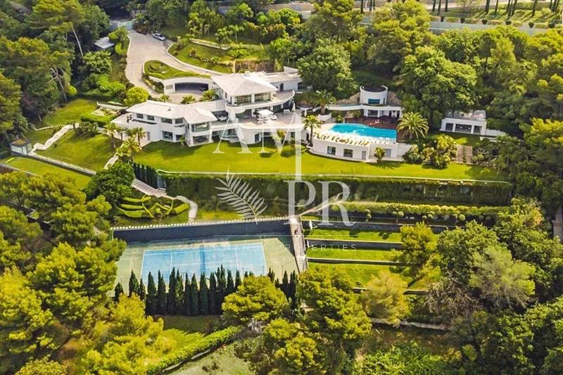 Propriété - 2 035 m² - 25 pièces