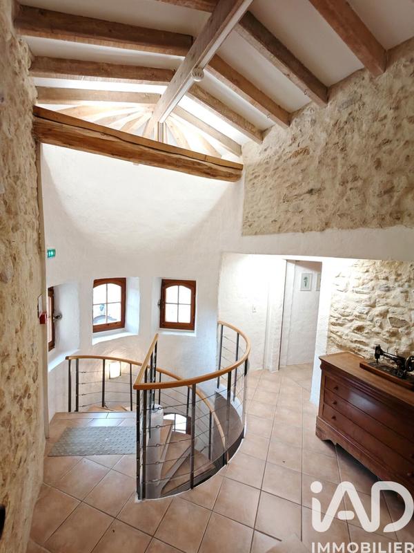 Maison - 1 200 m² - 37 pièces