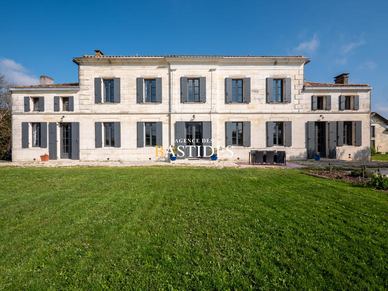 Maison - 310 m² - 8 pièces