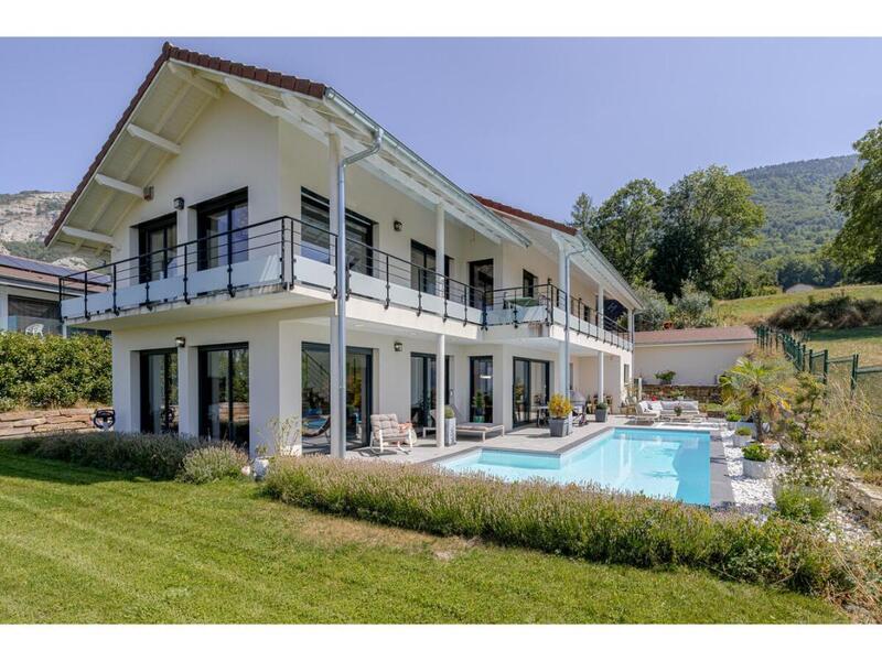 Maison - 228 m² - 8 pièces