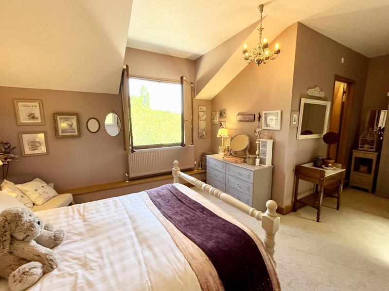 Maison - 285 m² - 8 pièces