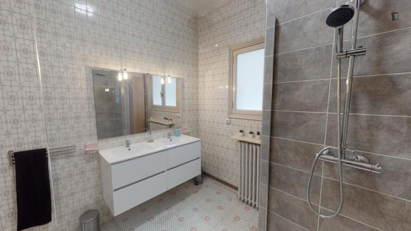 Chambre - 11 m² - 10 pièces