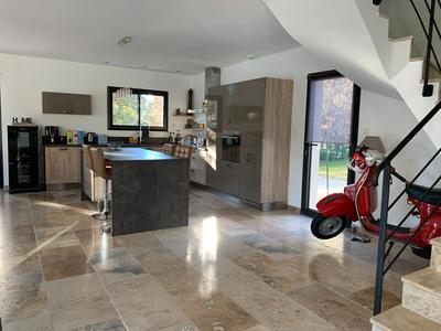 Maison - 230 m² - 8 pièces