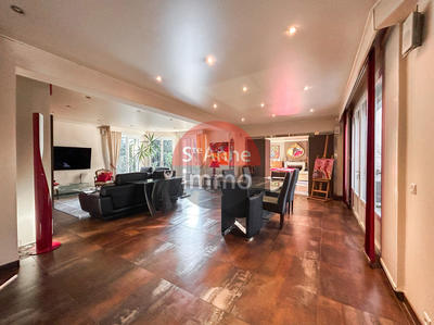 Maison - 280 m² - 9 pièces