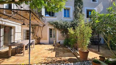 Maison traditionnelle - 260 m² - 10 pièces