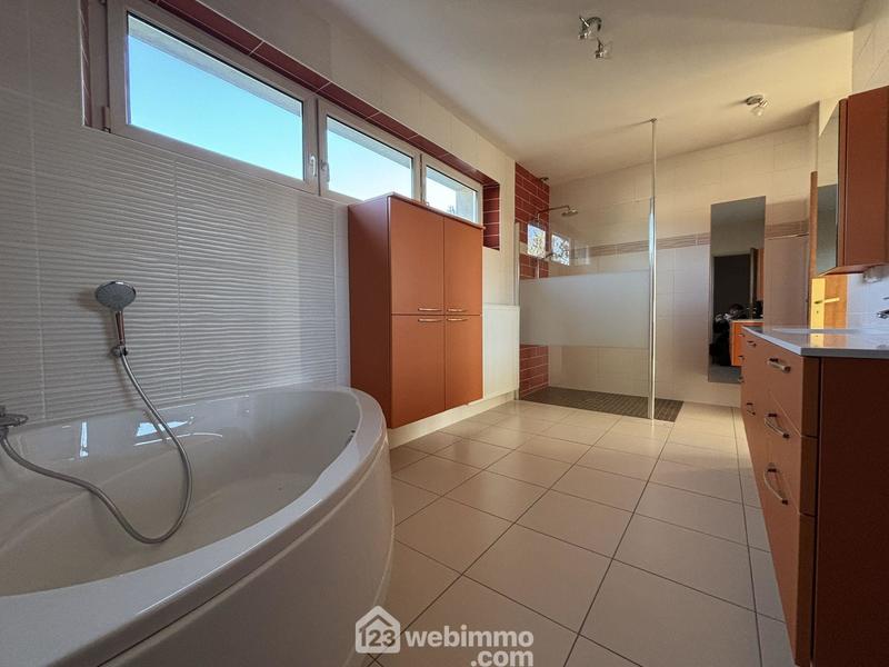 Maison - 370 m² - 11 pièces