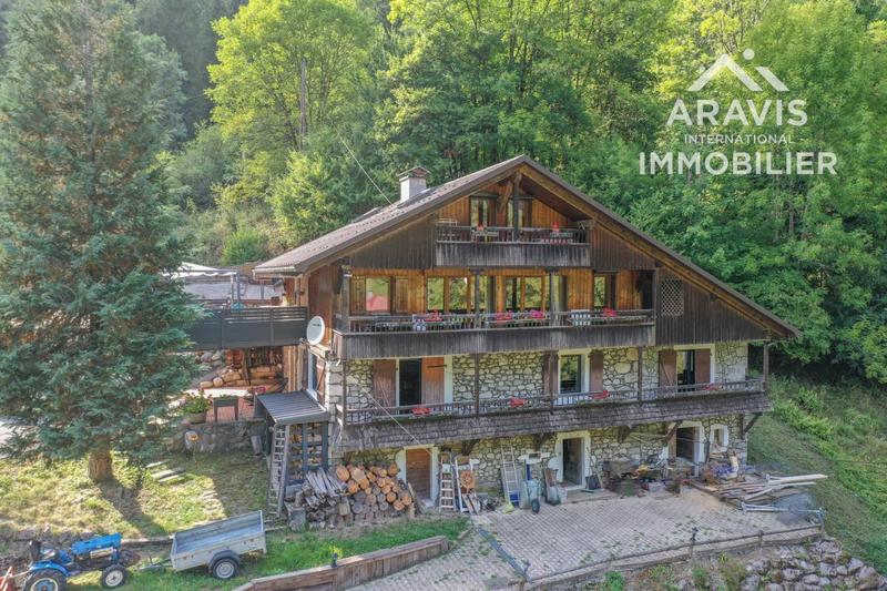 Propriété - 234 m² - 7 pièces