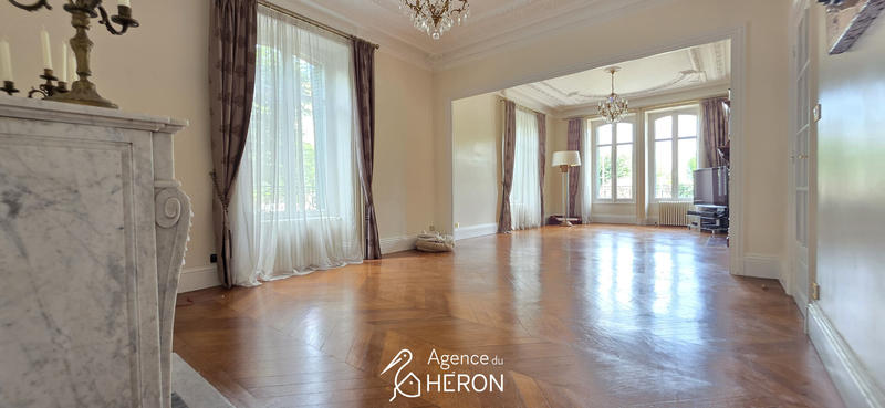 Maison - 240 m² - 9 pièces