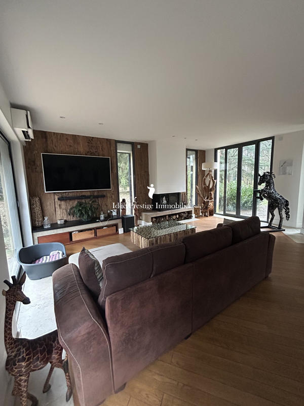 Maison - 220 m² - 9 pièces