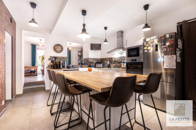 Maison - 230 m² - 9 pièces