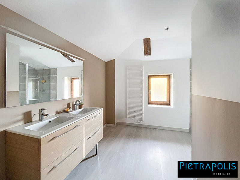 Maison - 256 m² - 8 pièces