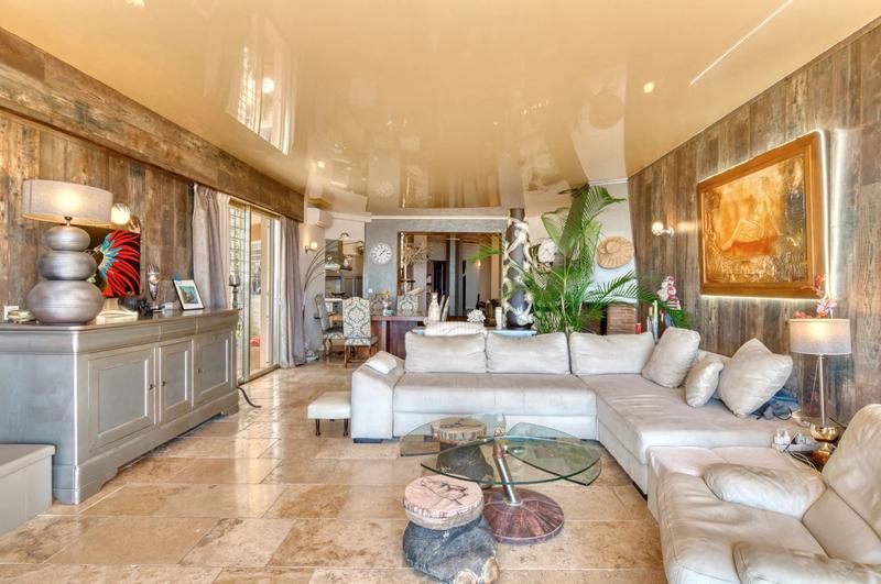 Villa - 347 m² - 9 pièces