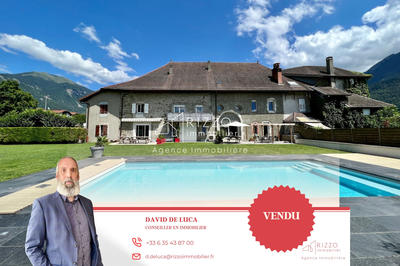 Maison - 326 m² - 11 pièces