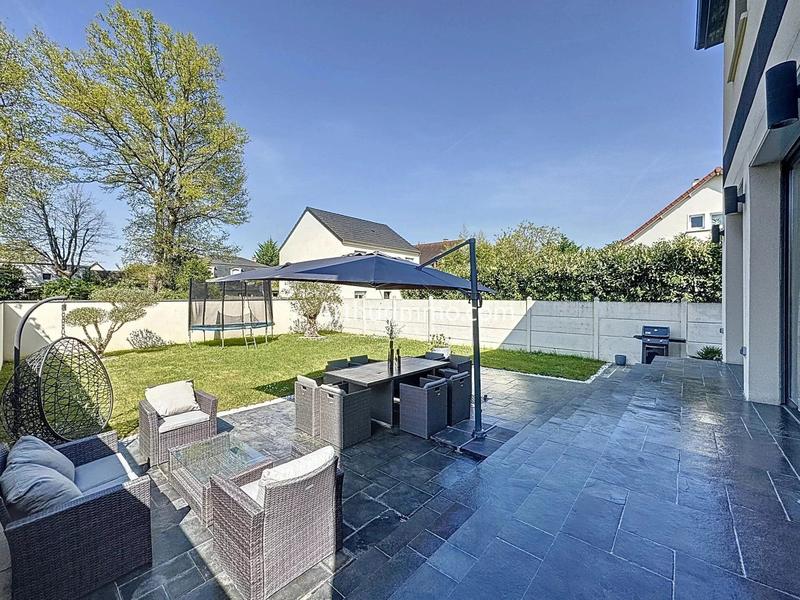 Maison - 235 m² - 8 pièces