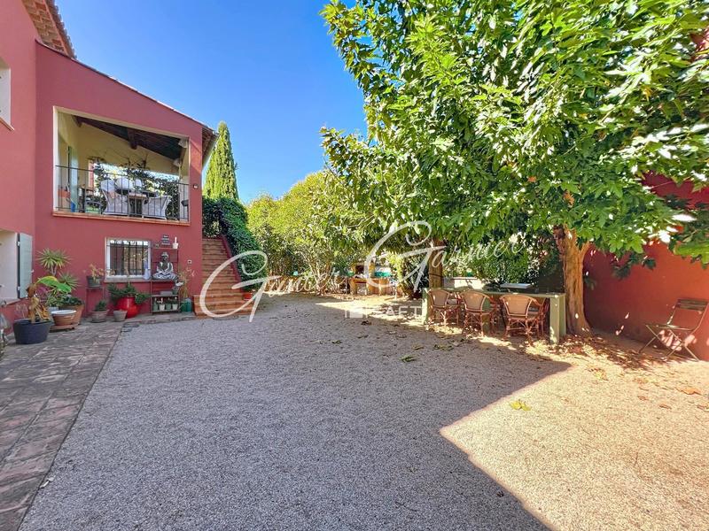 Maison - 480 m² - 16 pièces