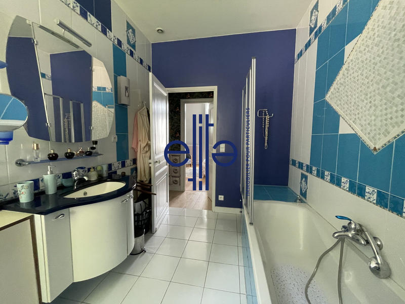 Maison - 278 m² - 10 pièces