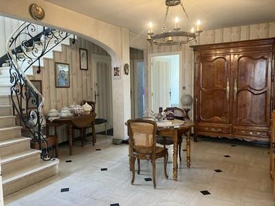 Maison - 221 m² - 8 pièces