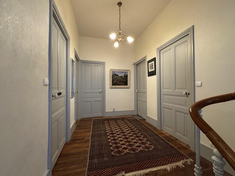 Maison - 250 m² - 8 pièces