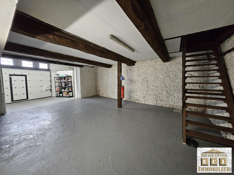 Maison traditionnelle - 240 m² - 8 pièces