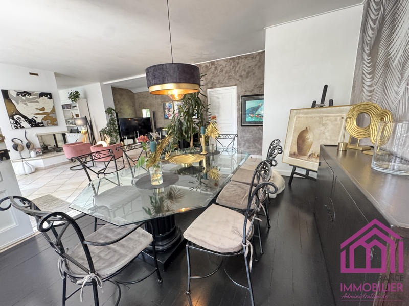 Villa - 233 m² - 6 pièces