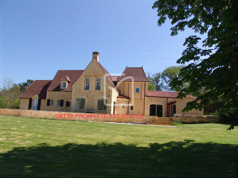 Propriété - 843 m² - 30 pièces