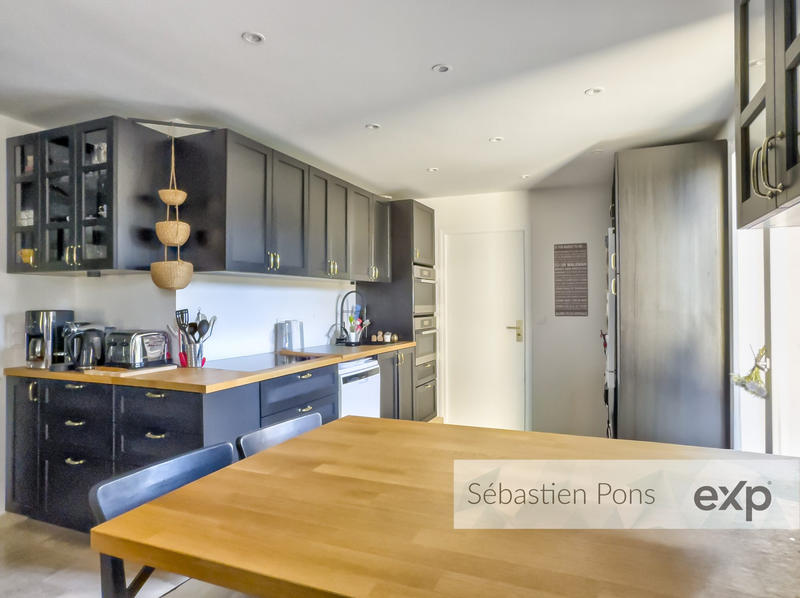 Maison - 250 m² - 8 pièces