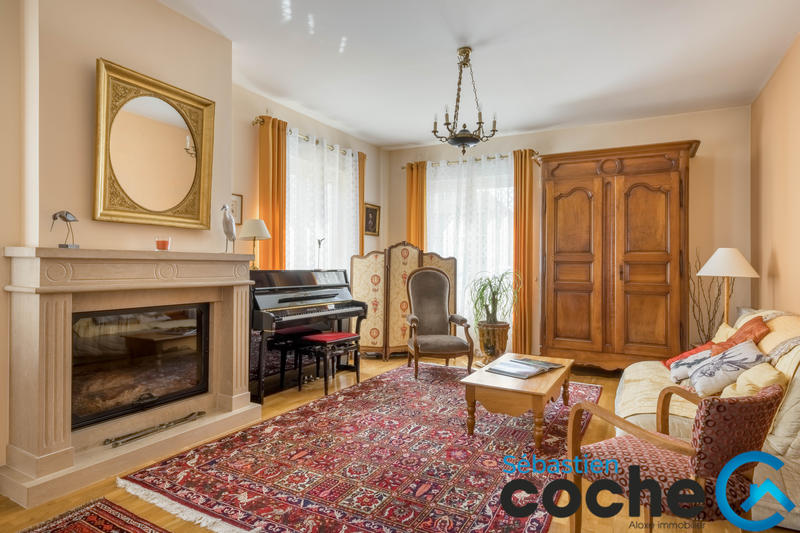 Maison - 245 m² - 8 pièces