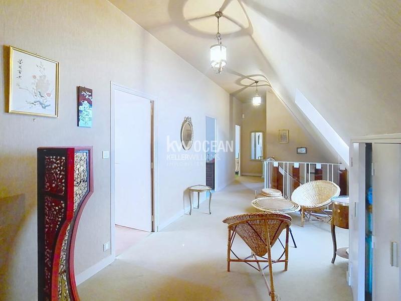 Villa - 273 m² - 9 pièces