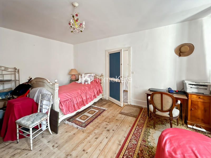 Maison - 330 m² - 8 pièces