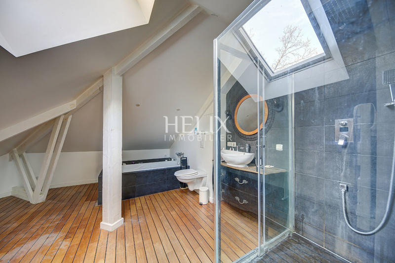 Maison - 250 m² - 8 pièces