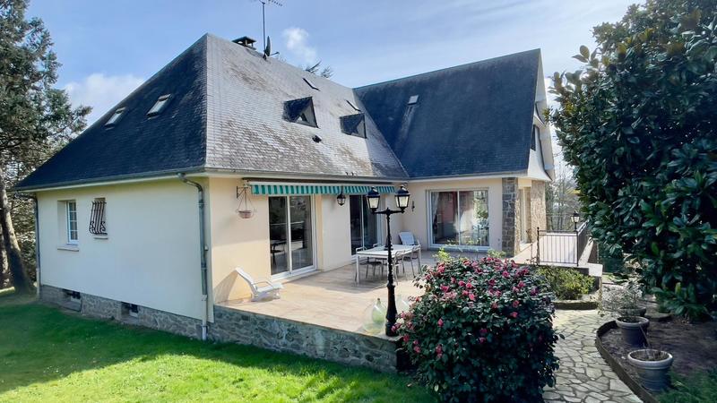 Propriété - 257 m² - 9 pièces