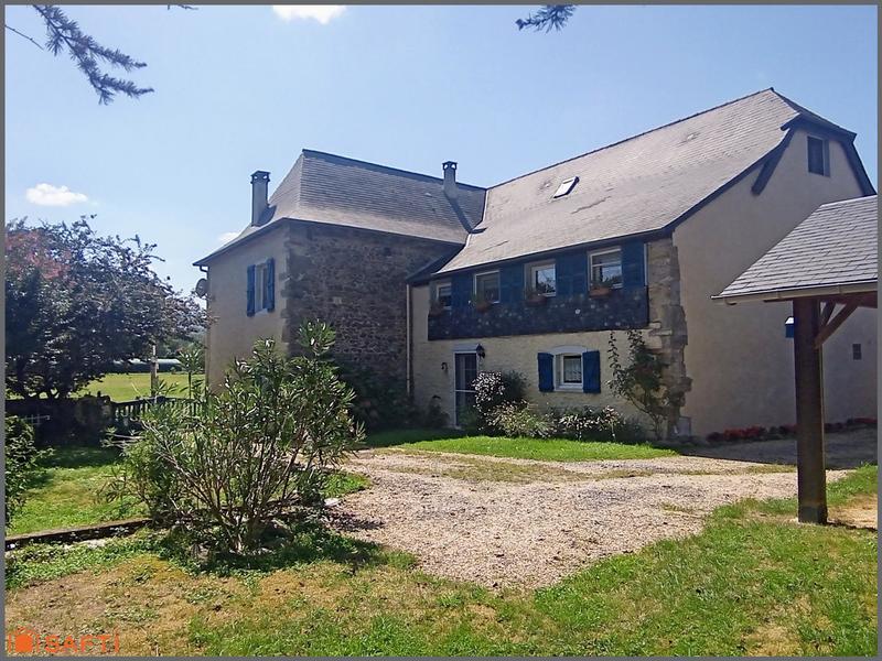 Maison - 246 m² - 7 pièces