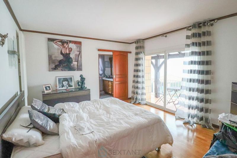 Propriété - 240 m² - 8 pièces