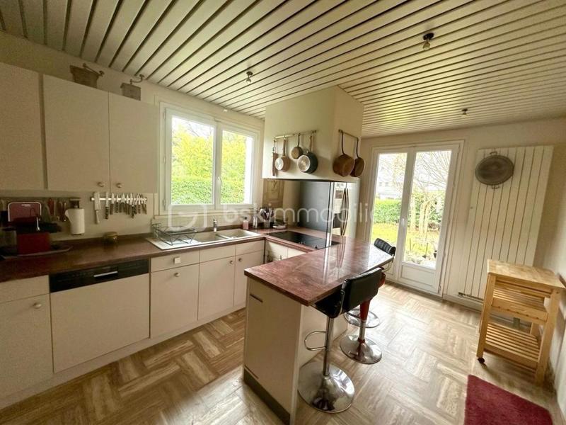 Maison - 1 172 m² - 8 pièces