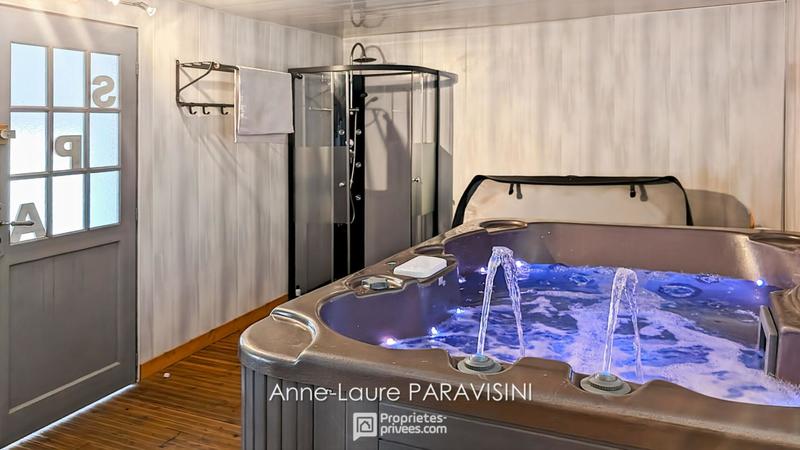 Maison - 244 m² - 9 pièces