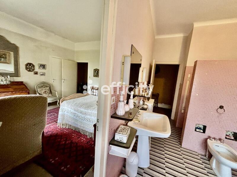 Demeure - 303 m² - 11 pièces