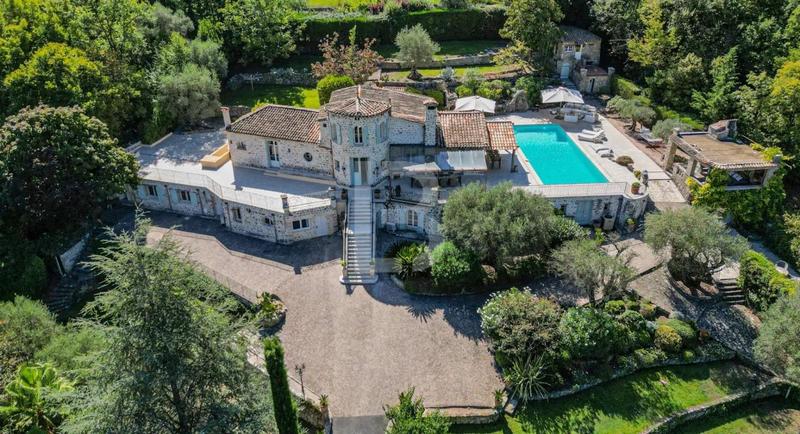 Demeure - 451 m² - 15 pièces