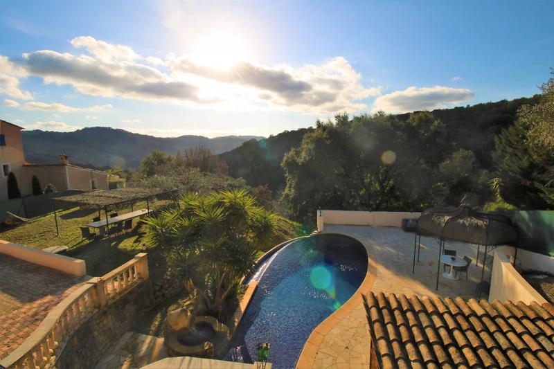 Villa - 223 m² - 8 pièces