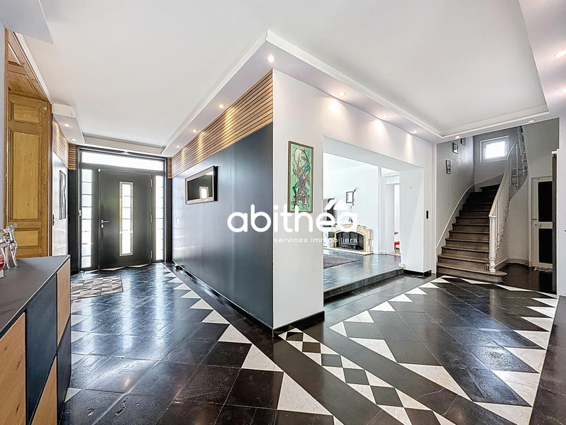 Propriété - 331 m² - 10 pièces