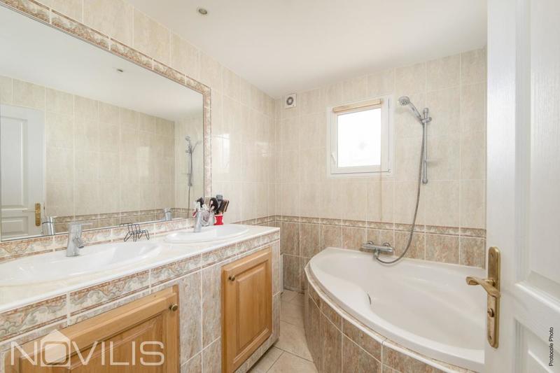 Maison - 181 m² - 7 pièces