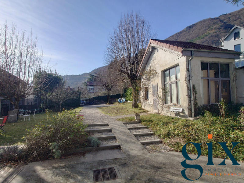 Maison - 266 m² - 8 pièces