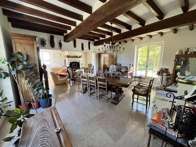 Propriété - 258 m² - 9 pièces